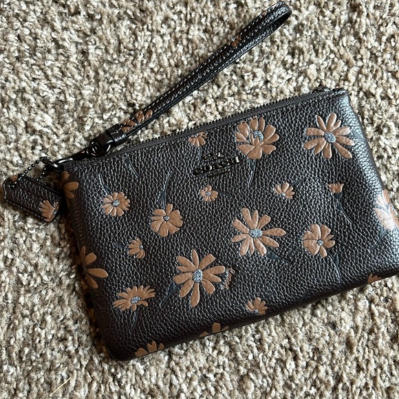 Coach wildflowers wristlet - Picture 1 of 7